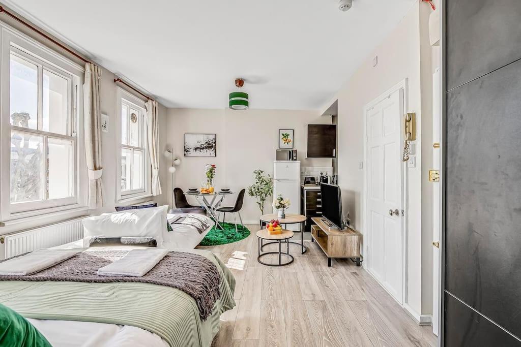 For Explorers - 3 Min Walk To Station Appartamento Londra